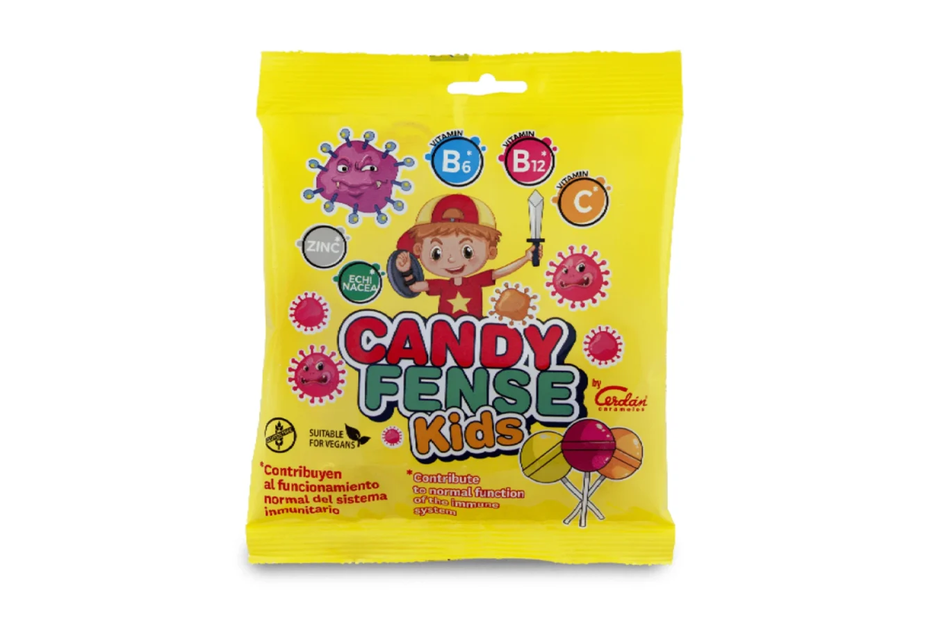 Bolsa de caramelos amarilla decorada con gráficos de un niño e iconos de vitaminas