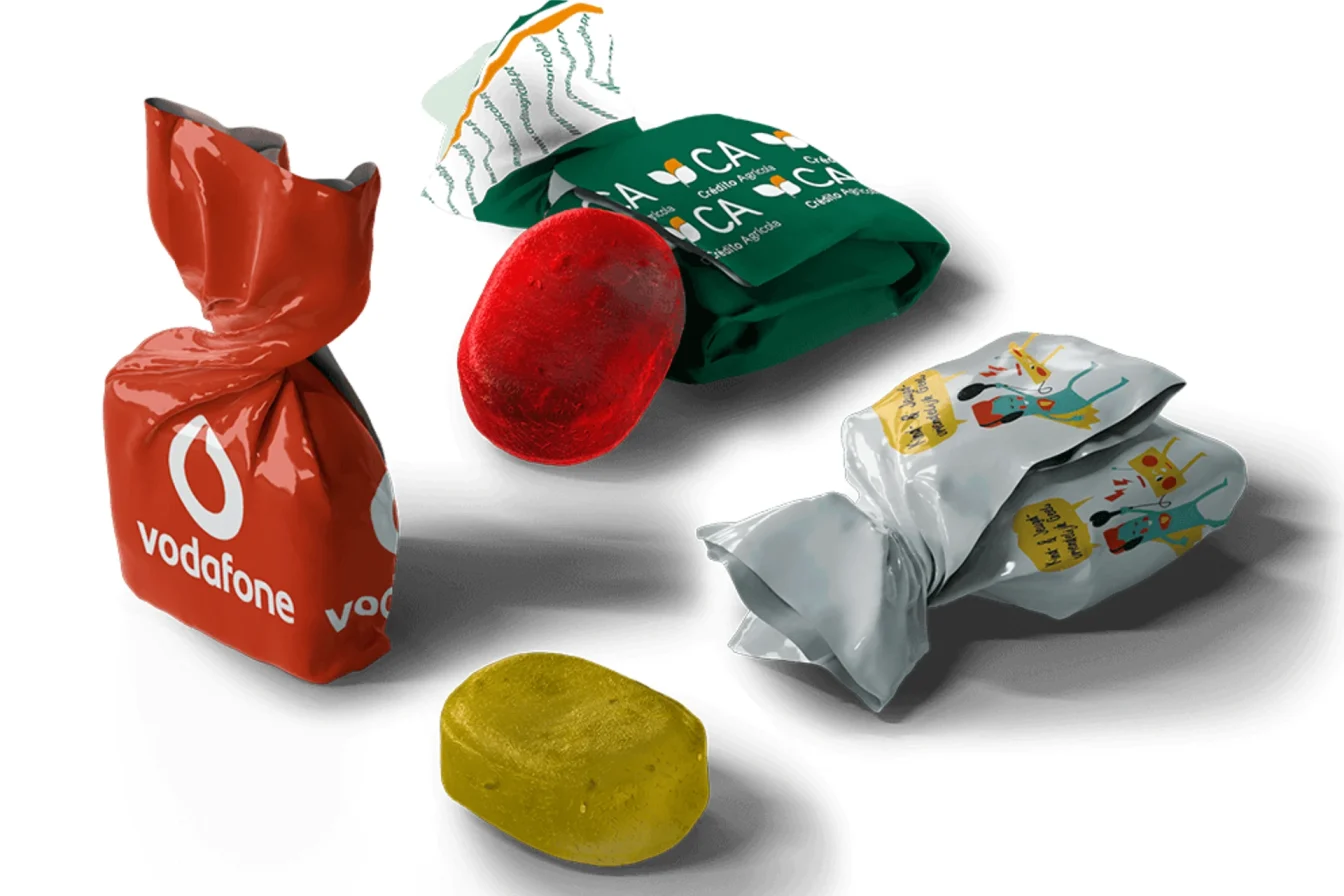 Diferentes tipos de caramelos personalizados con logotipos de empresas enfocados para su uso en cabalgatas y espectáculos