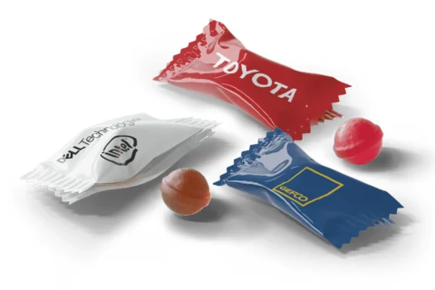 Diferentes tipos de caramelos con logotipos de empresas enfocados para su uso en ferias, congresos y eventos