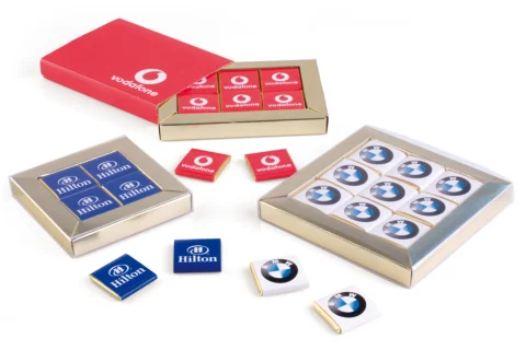 Chocolatinas con leche, chocolate negro o blanco con el envoltorio personalizado con logotipos de empresas