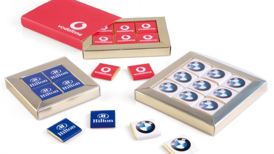 Chocolatinas con leche, chocolate negro o blanco con el envoltorio personalizado con logotipos de empresas