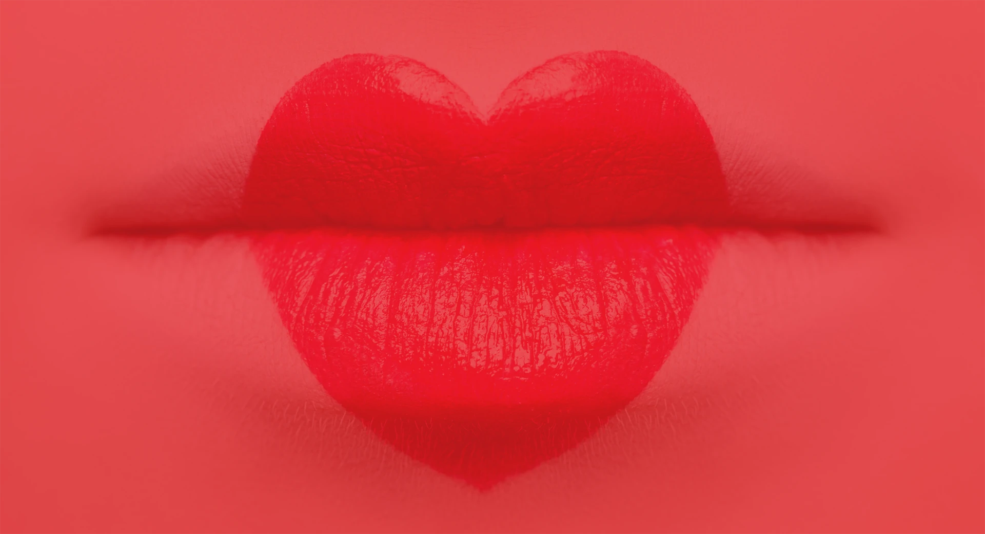 Imagen de un primer plano de los labios de una mujer pintados con forma de corazón